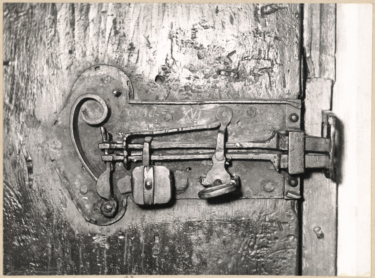  Zespół klasztorny Dominikanów - kościół, zamek w drzwiach do zakrystii, skan 1