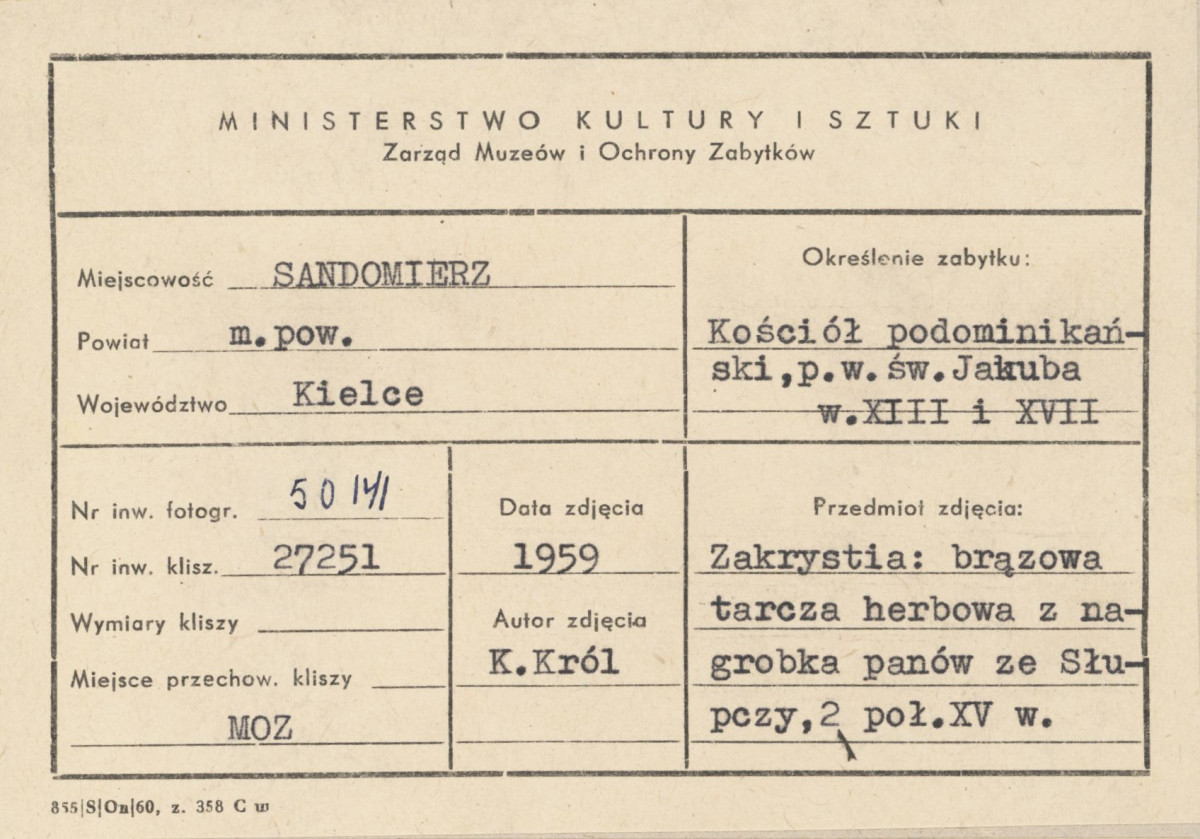  Zespół klasztorny Dominikanów - kościół, brązowa tarcza herbowa z nagrobka panów ze Słupczy - metryczka, skan 1