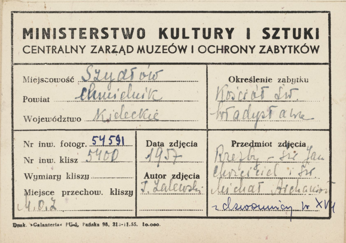 Kościół parafialny  - widok na kamienne rzeźby przy płd. elewacji kościoła - metryczka , skan 1