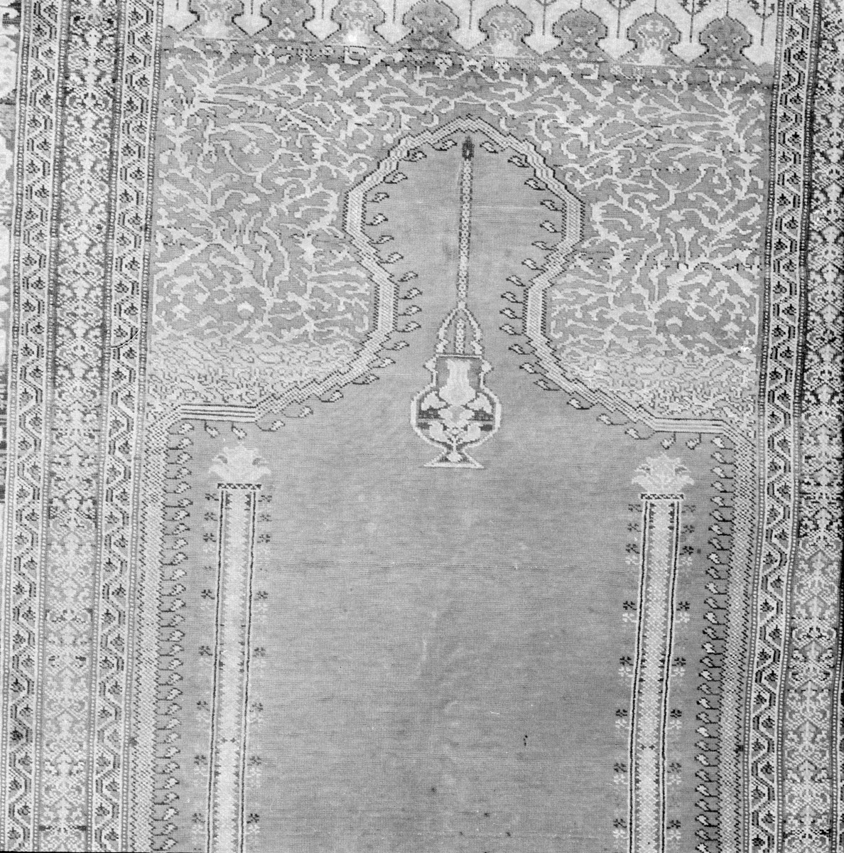 Muzeum Narodowe - Kobierzec modlitewny typu "Giordes". ok. XIX wiek. fragment mihrabu., skan 1