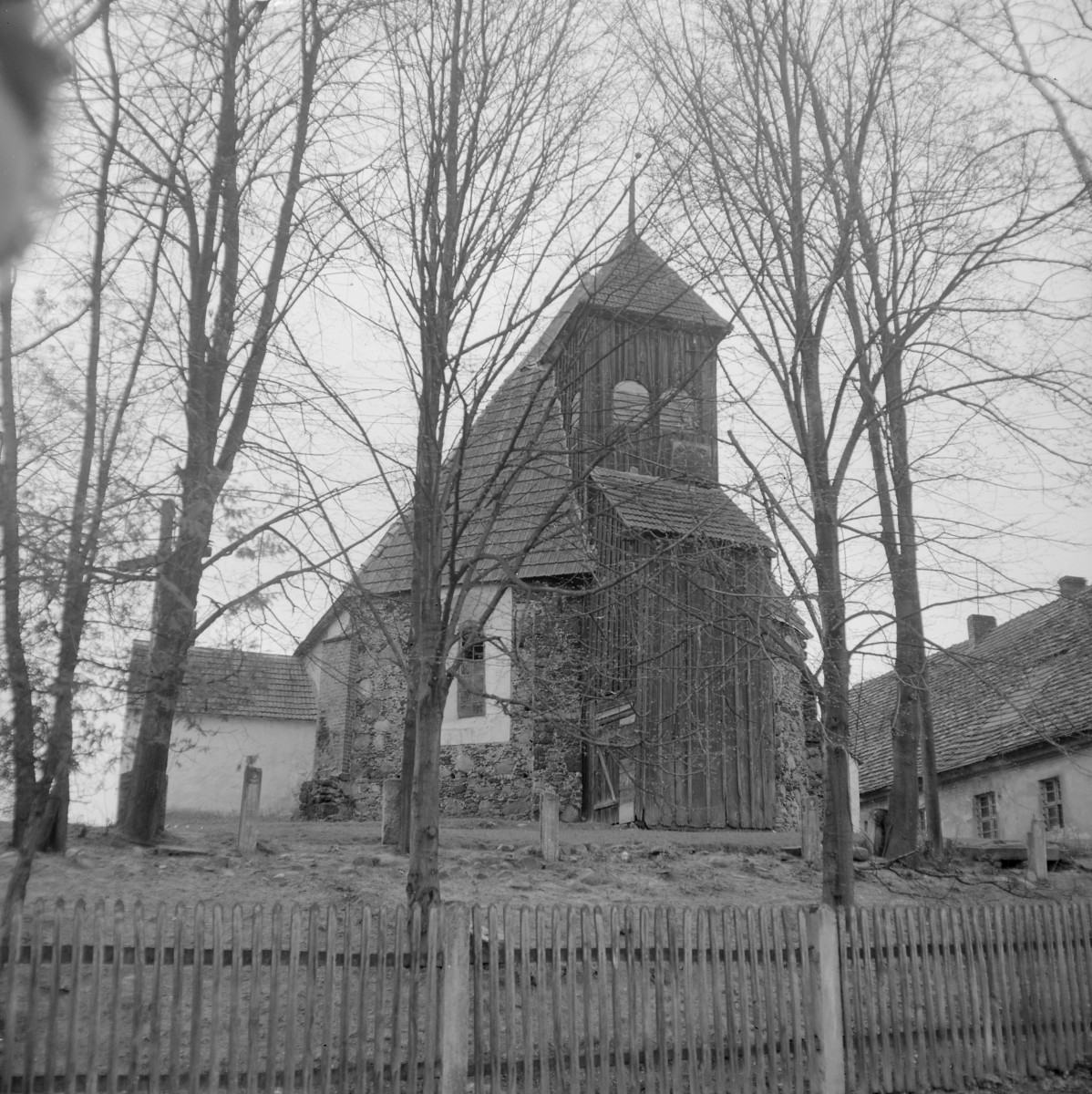 kościół parafialny pw. Najświętszej Trójcy - widok od wschodu, skan 1