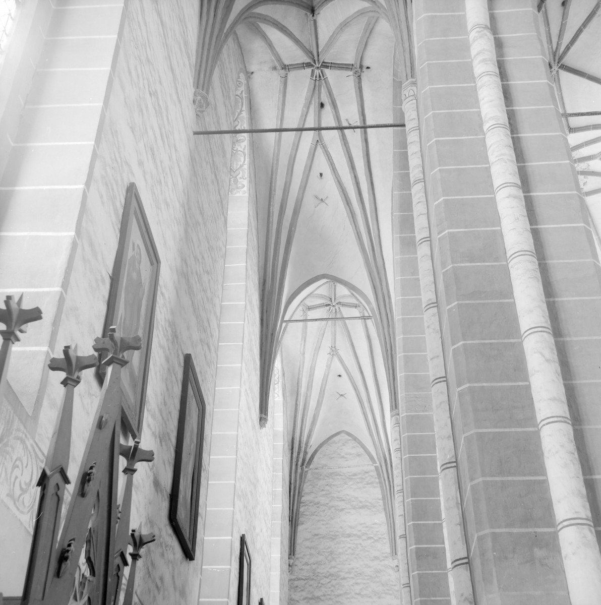 Kościół pod wezwaniem św. Jakuba i św. Mikołaja - wnętrze: nawa pn. sklepienie krzyżowo-żebrowe. , skan 1