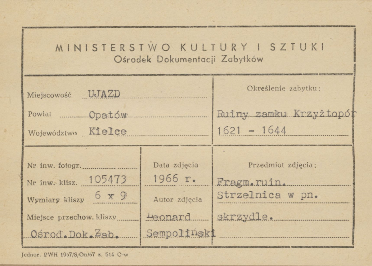 Ruiny zamku  Krzyżtopór  -  widok na otwór strzelniczy w bastionie płn. -  metryczka, skan 1