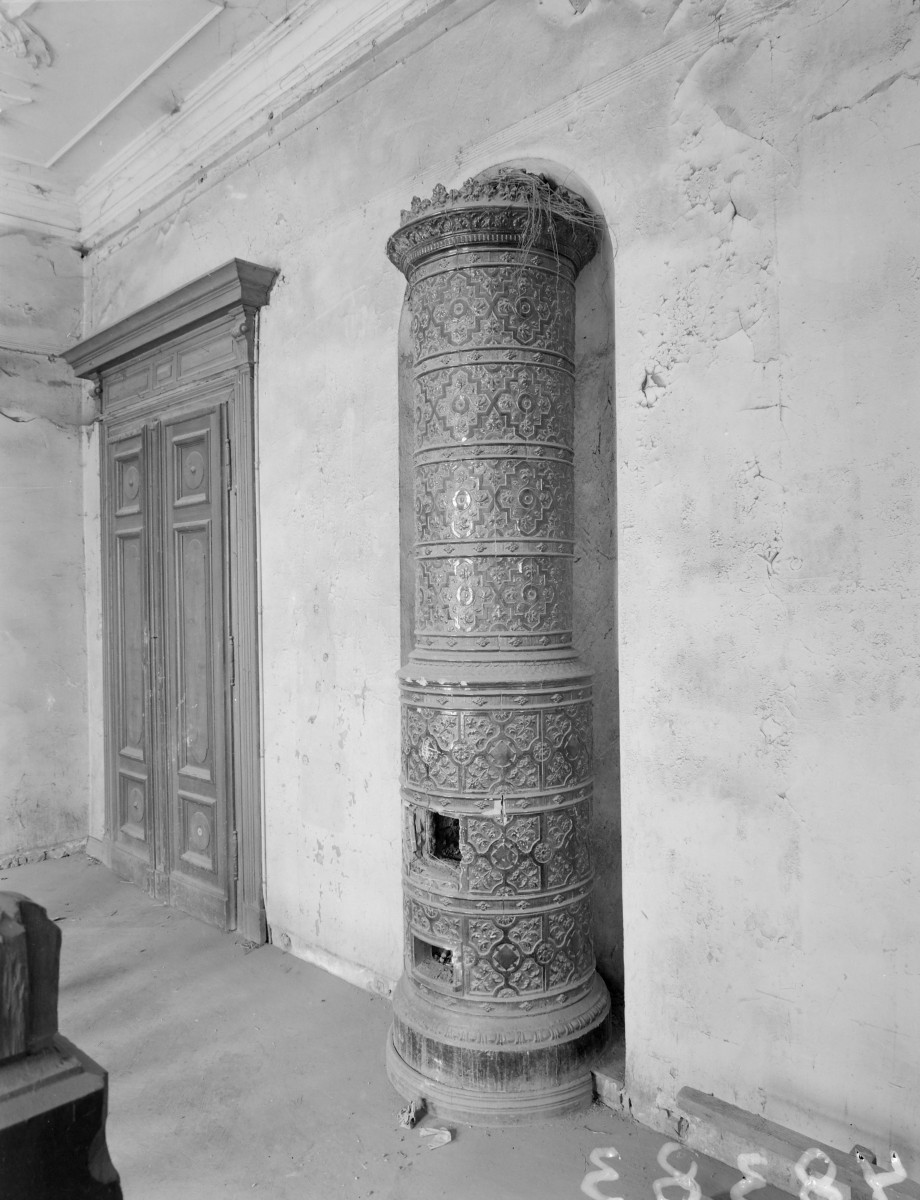 pałac - wnętrze: fragment klatki schodowej w skrzydle południowym z piecem, skan 1