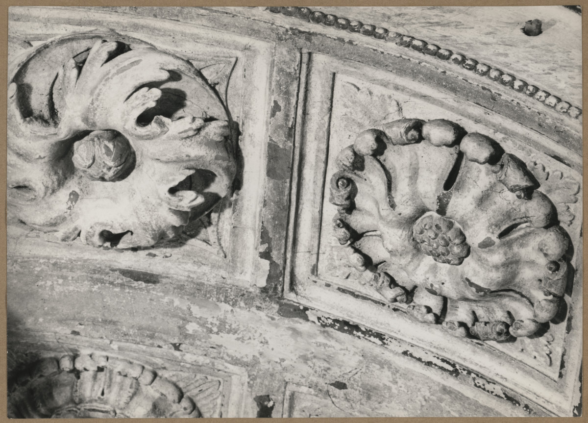 Kaplica Firlejów - portal - fragment dekoracji archiwolty, skan 1
