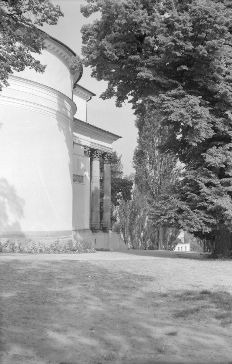 pałac Czartoryskich - kościół pw. Wniebowzięcia Najświętszej Maryi Panny - elewacja wschodnia - fragment, skan 1