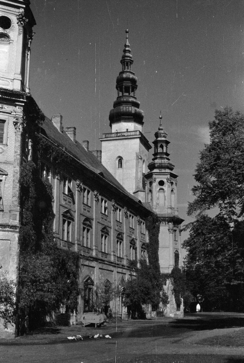 opactwo Cystersów - elewacja zachodnia - wieża narożna oraz wieża kościelna, skan 1