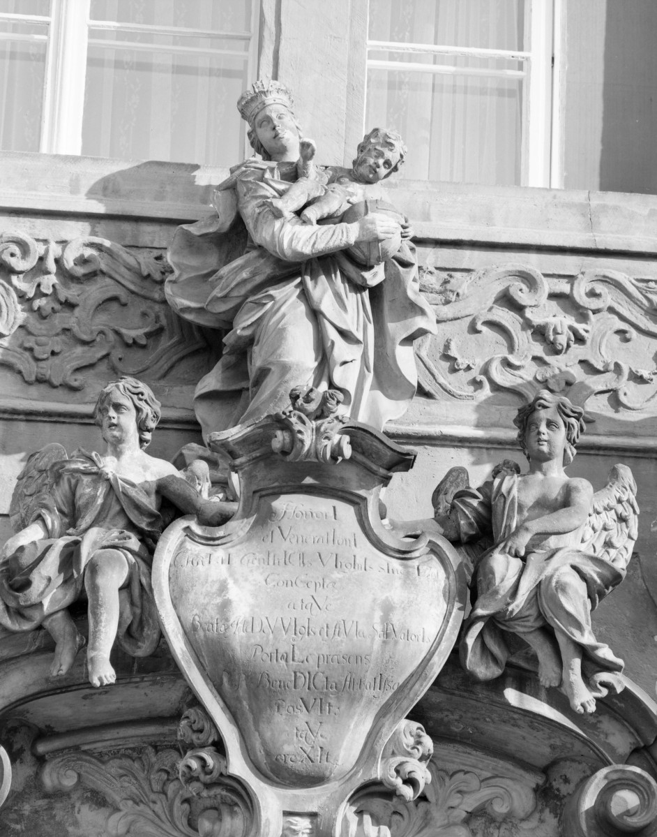 sanktuarium św. Jadwigi Śląskiej - fragment portalu, zwięczenie z figurami, skan 1