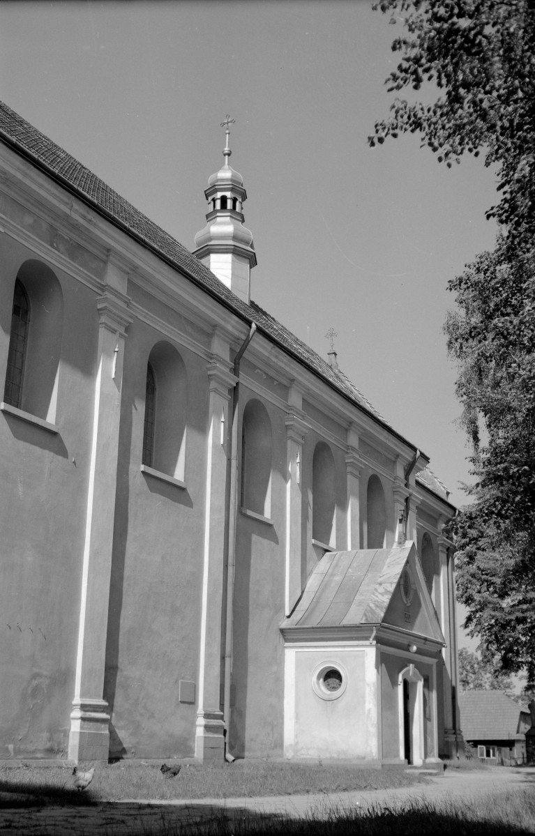 Parafia św. Idziego Opata - elewacja nawy głównej, skan 1