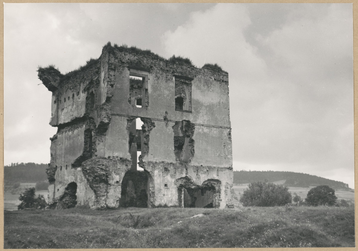 Ruiny zamku biskupów krakowskich - fragment,  widok od strony płd.- wsch., skan 1