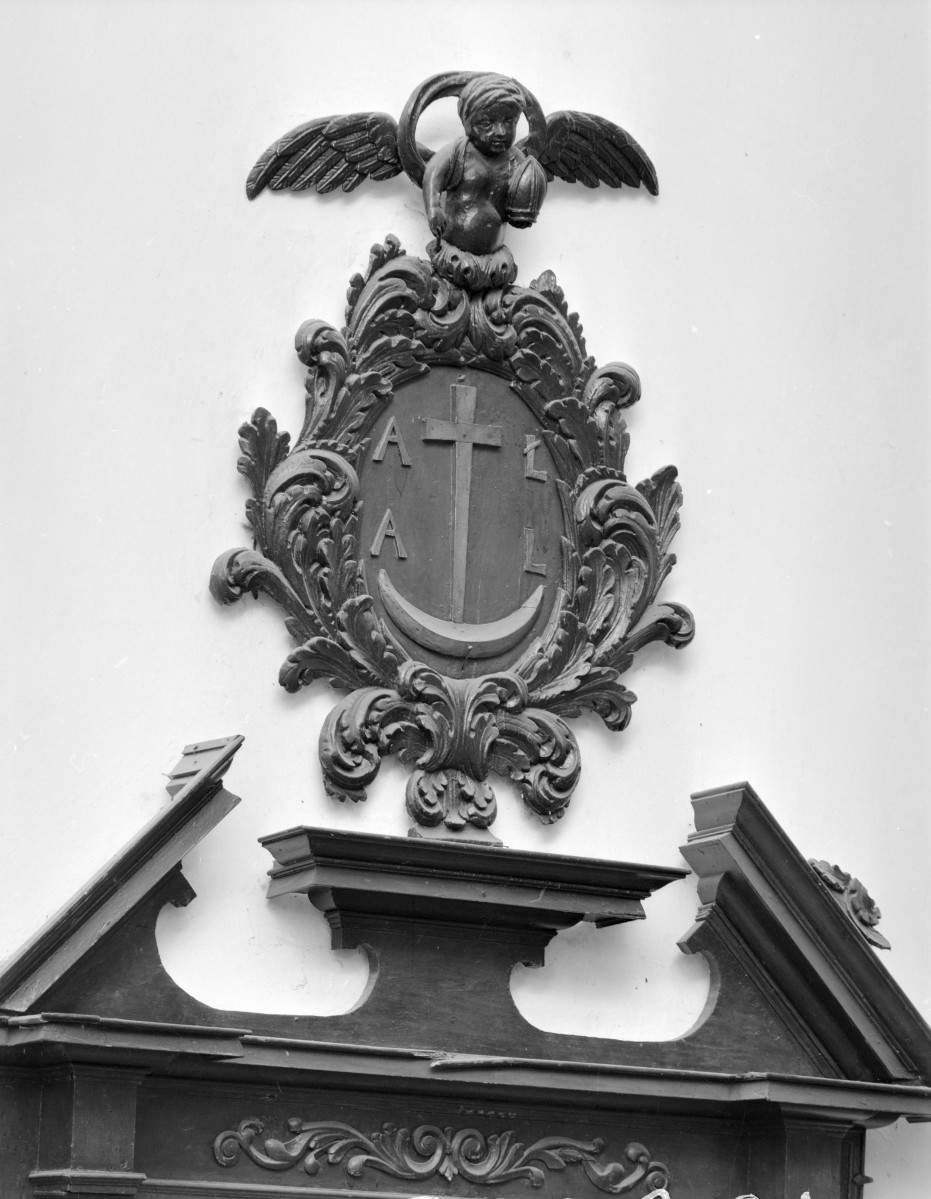 Kościół pw. NMP i św. Mikołaja - portal do zakrystii ze zwieńczeniem w postaci przerywanego naczółek trójkątny i kartuszem, skan 1