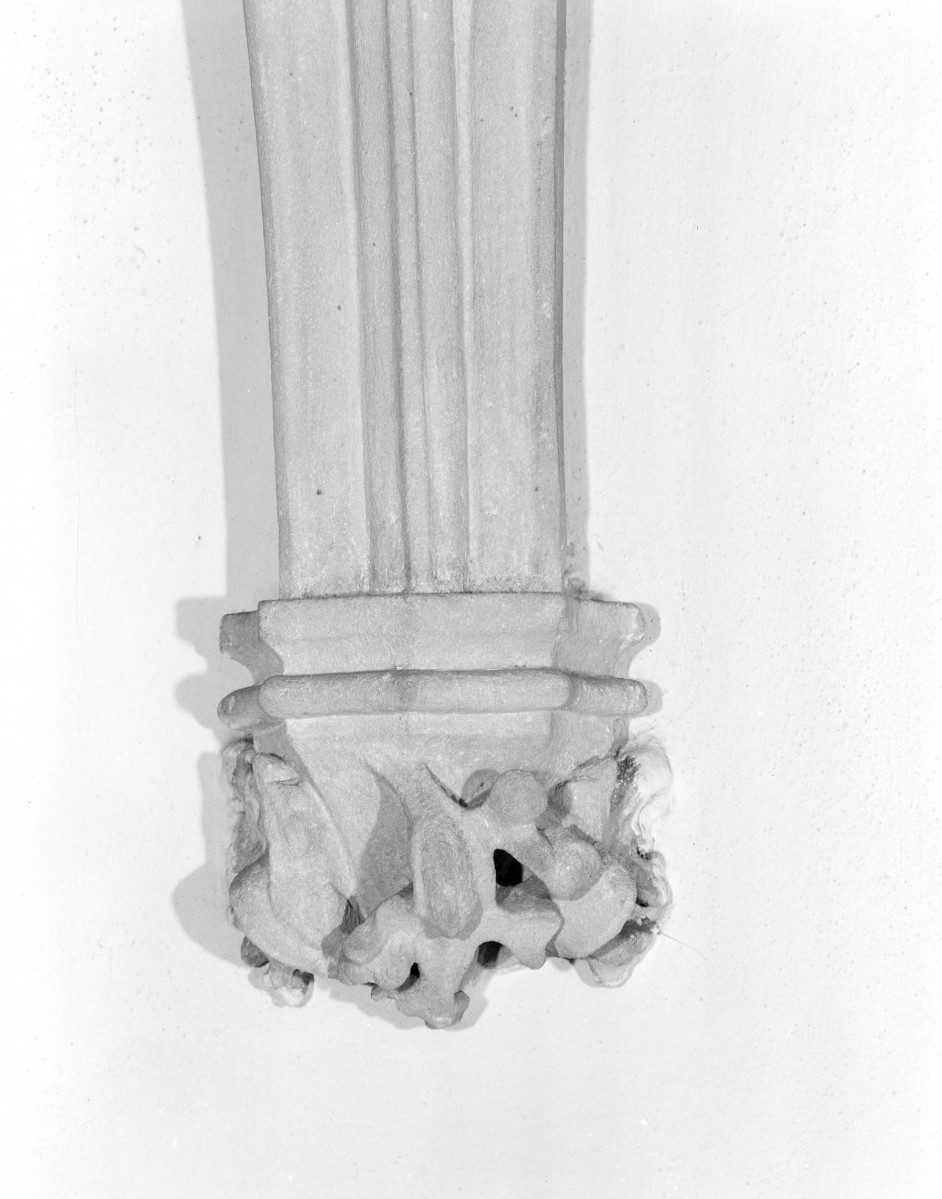 Stary Ratusz - wnętrze: wspornik z 2 połowy XV wieku. "motyw roślinny"., skan 1