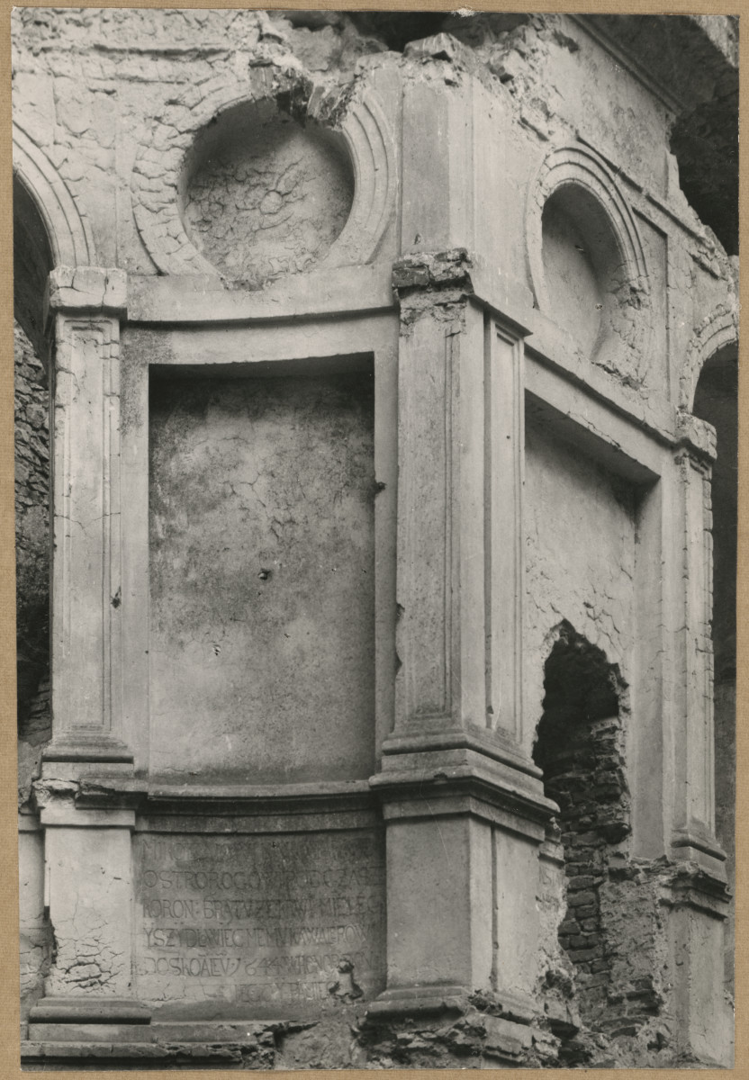 Ruiny zamku  Krzyżtopór  -  fragment dekoracji architektonicznej elewacji I p. korpusu głównego przy dziedzińcu owalnym, , skan 1