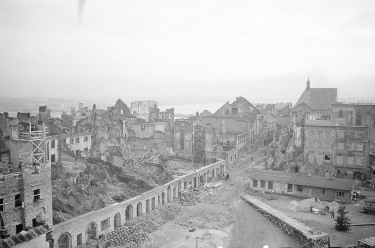 Zgliszcza i ruiny. Pierzeja wschodnie tzw. strona Franciszka Barssa. Początek odbudowy. W głębi ruiny przy ul. Jezuickiej., skan 1