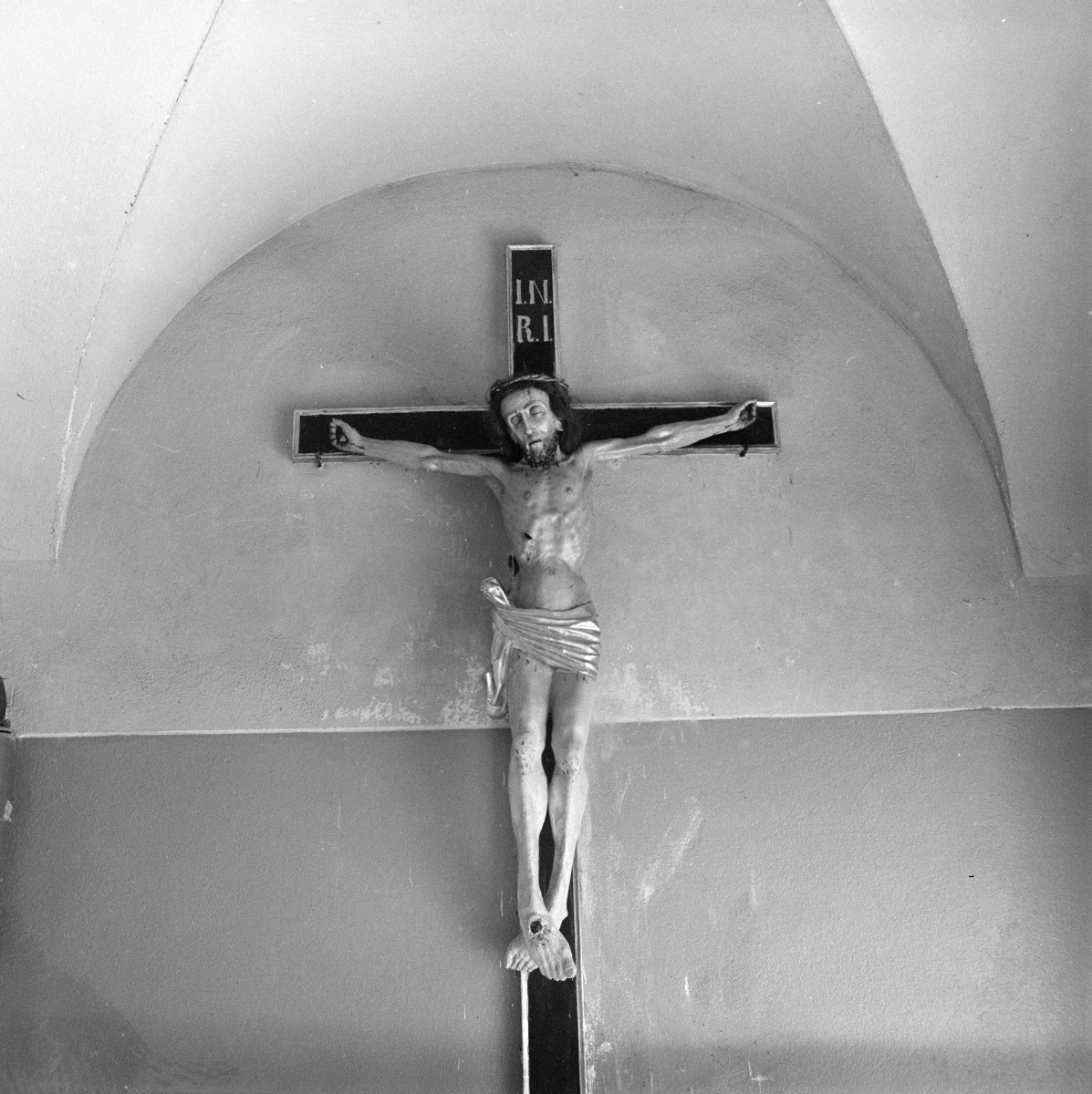 kościół parafialny pw. św. Wawrzyńca - wnętrze: kruchta - krucyfiks, skan 1