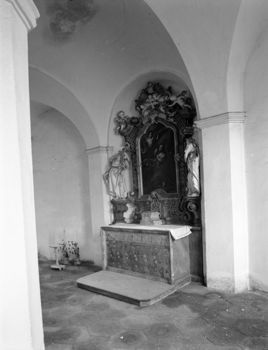 kościół, ob. parafialny pw. Wniebowzięcia Najświętszej Marii Panny - wnętrze: ołtarz w kypcie podziemnej, skan 1