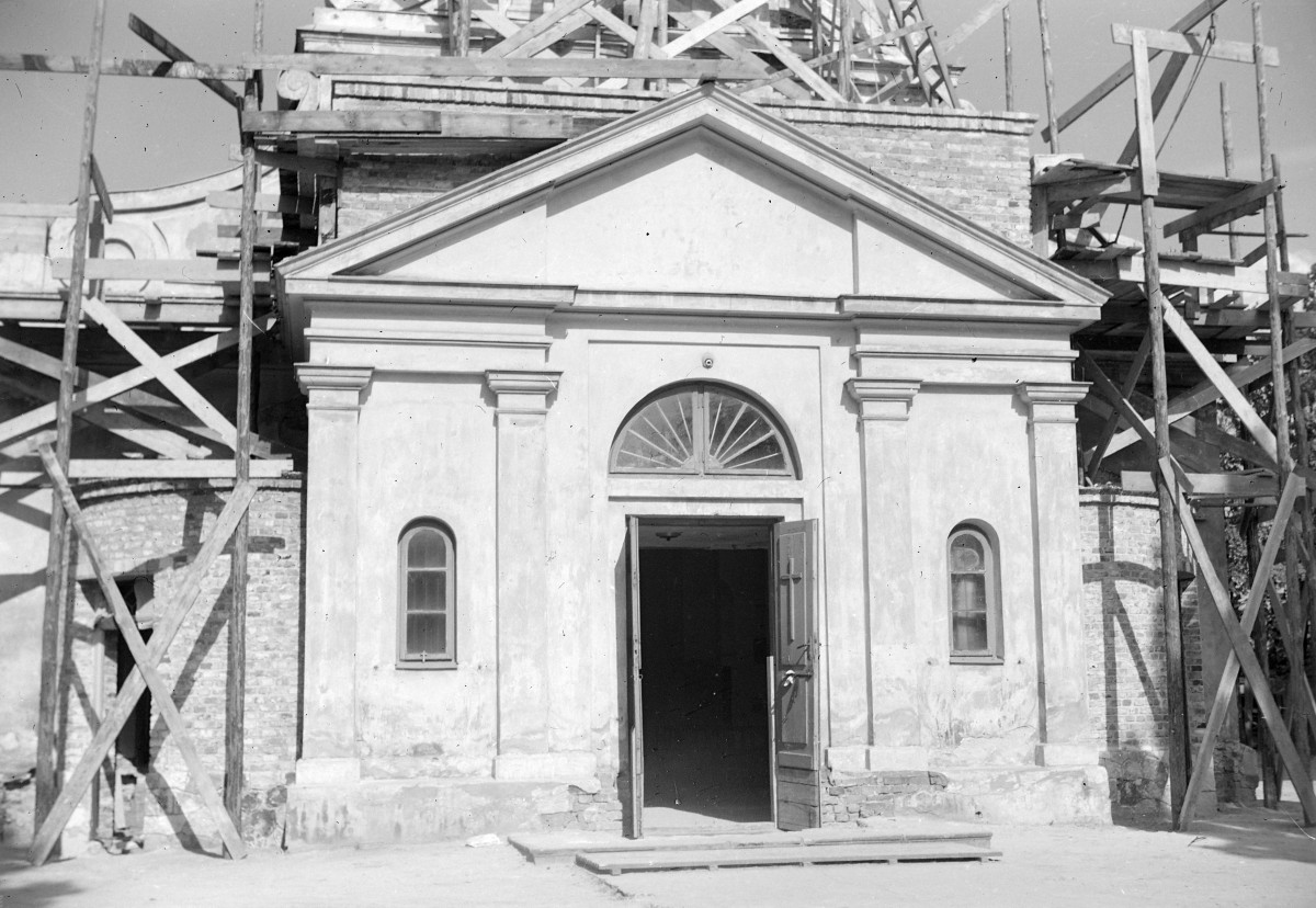 kaplica zgromadzenia księży Marianów - portal, skan 1