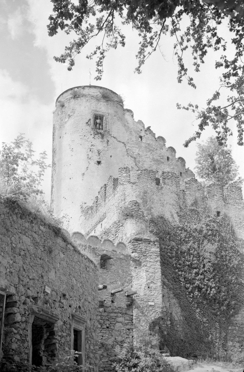 zamek Chojnik - fragment murów i wieża, skan 1