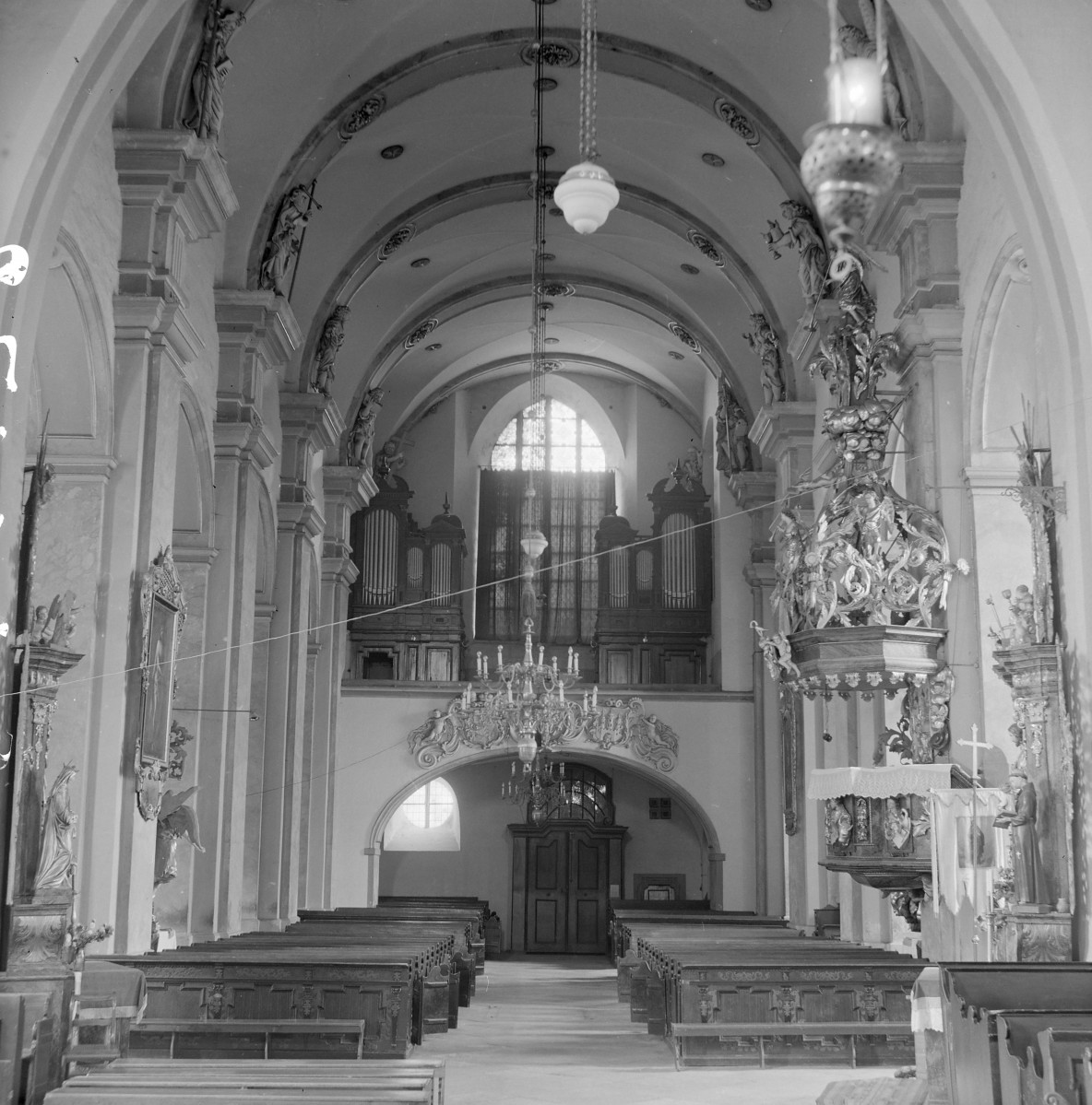 kościół parafialny pw. Wniebowzięcia Najświętszej Marii Panny - wnętrze: widok w kierunku chóru muzycznego, skan 1