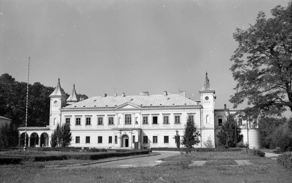 pałac - elewacja frontowa, skan 1