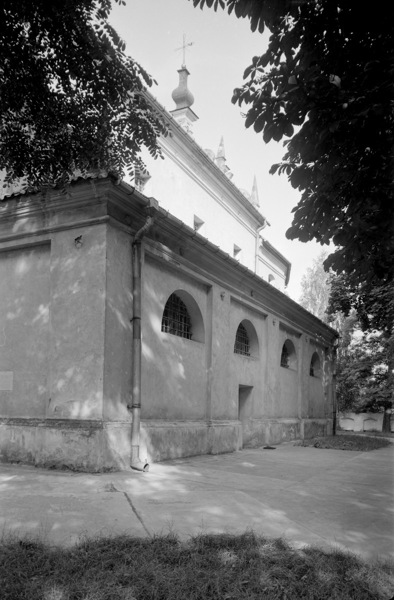 kościół pw. Narodzenia Najświętszej Maryi Panny i św. Michała Archanioła - elewacja południowa - fragment, skan 1