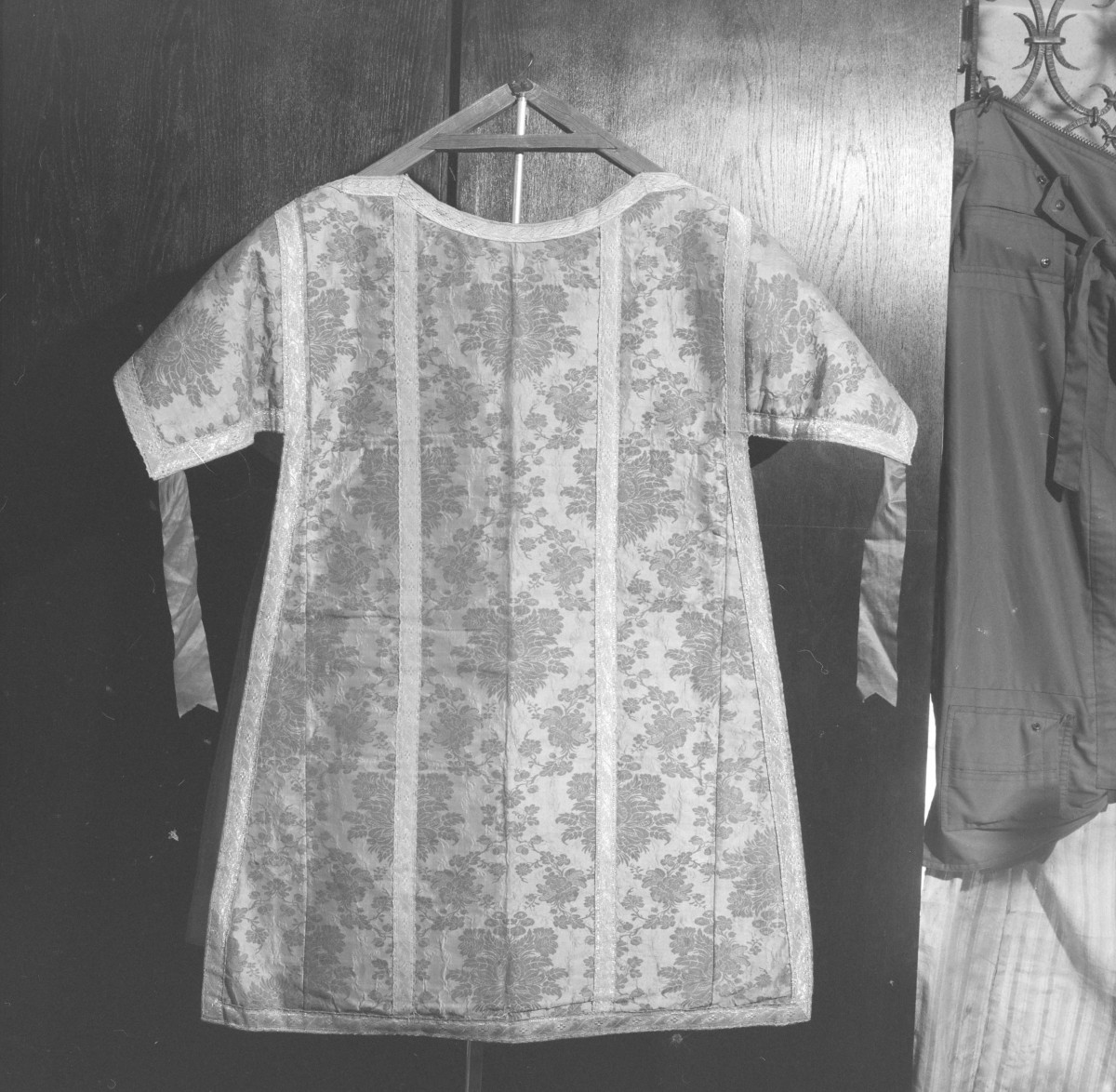 Skarbiec Diecezjalny - ornat - dalmatyki (Francja)., skan 1