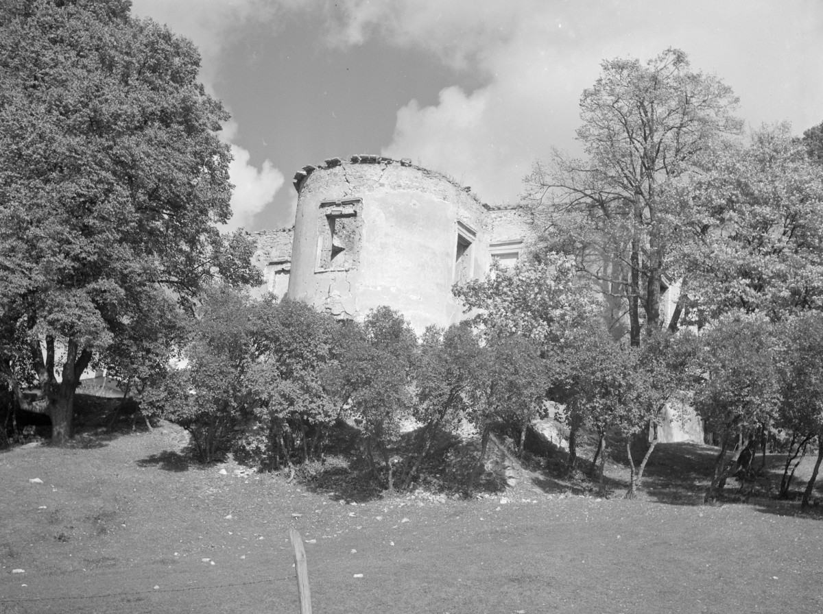 elewacja zachodnia ruiny dworu w Bolminie, widok na basztę (ryzalit), skan 1