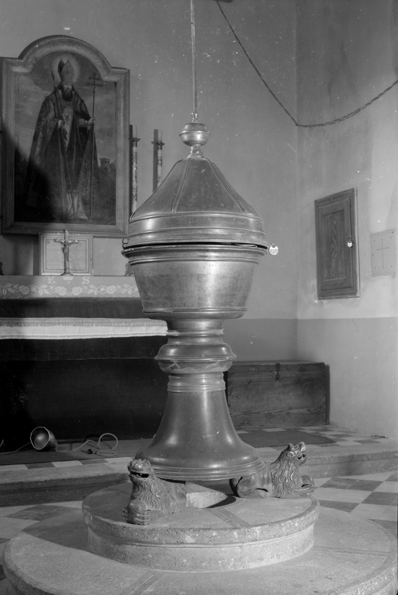 Bazylika kolegiacka Świętej Trójcy - cynowa chrzcielnica w kaplicy św. Wojciecha, skan 1