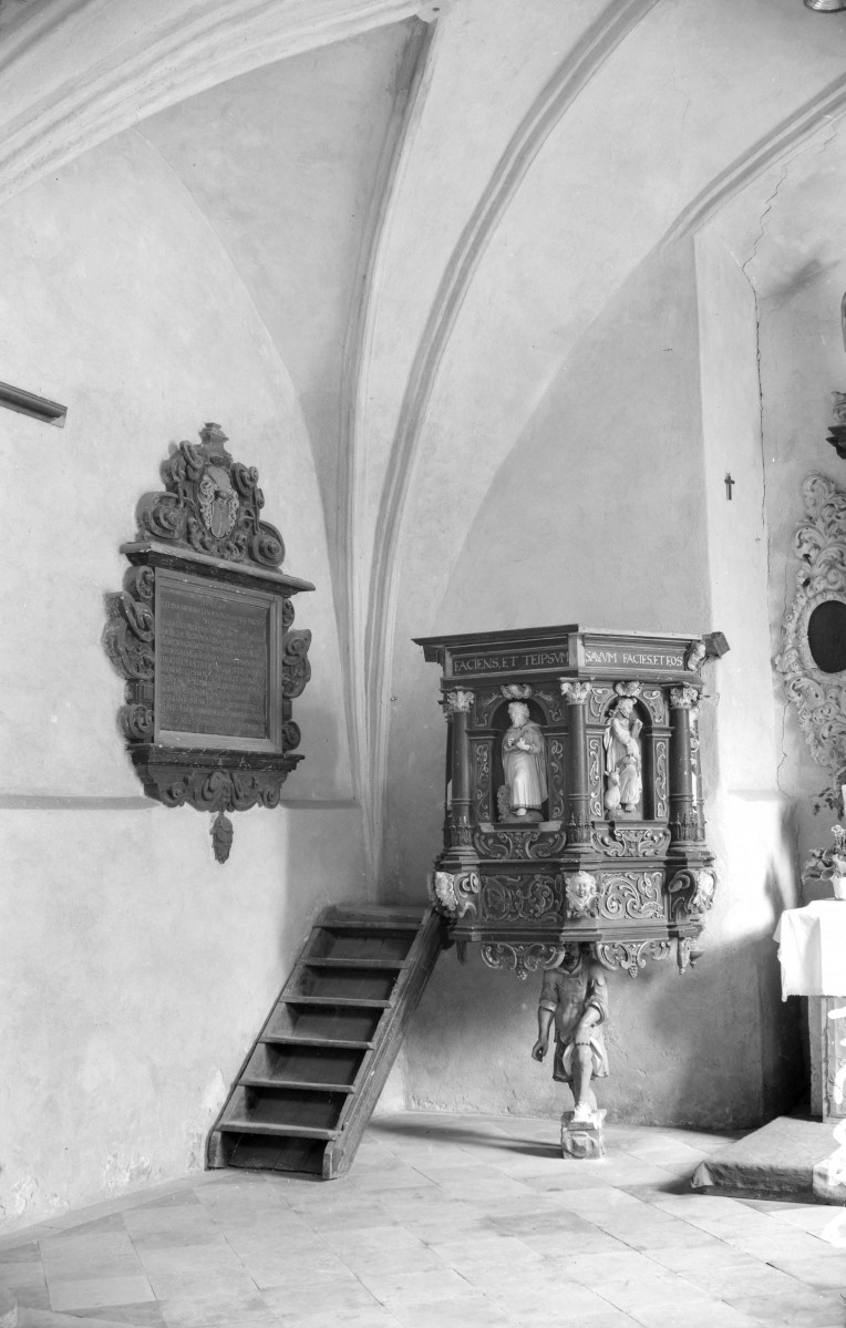 bazylika archikatedralna - wnętrze: kaplica w transepcie, barokowa ambona, skan 1
