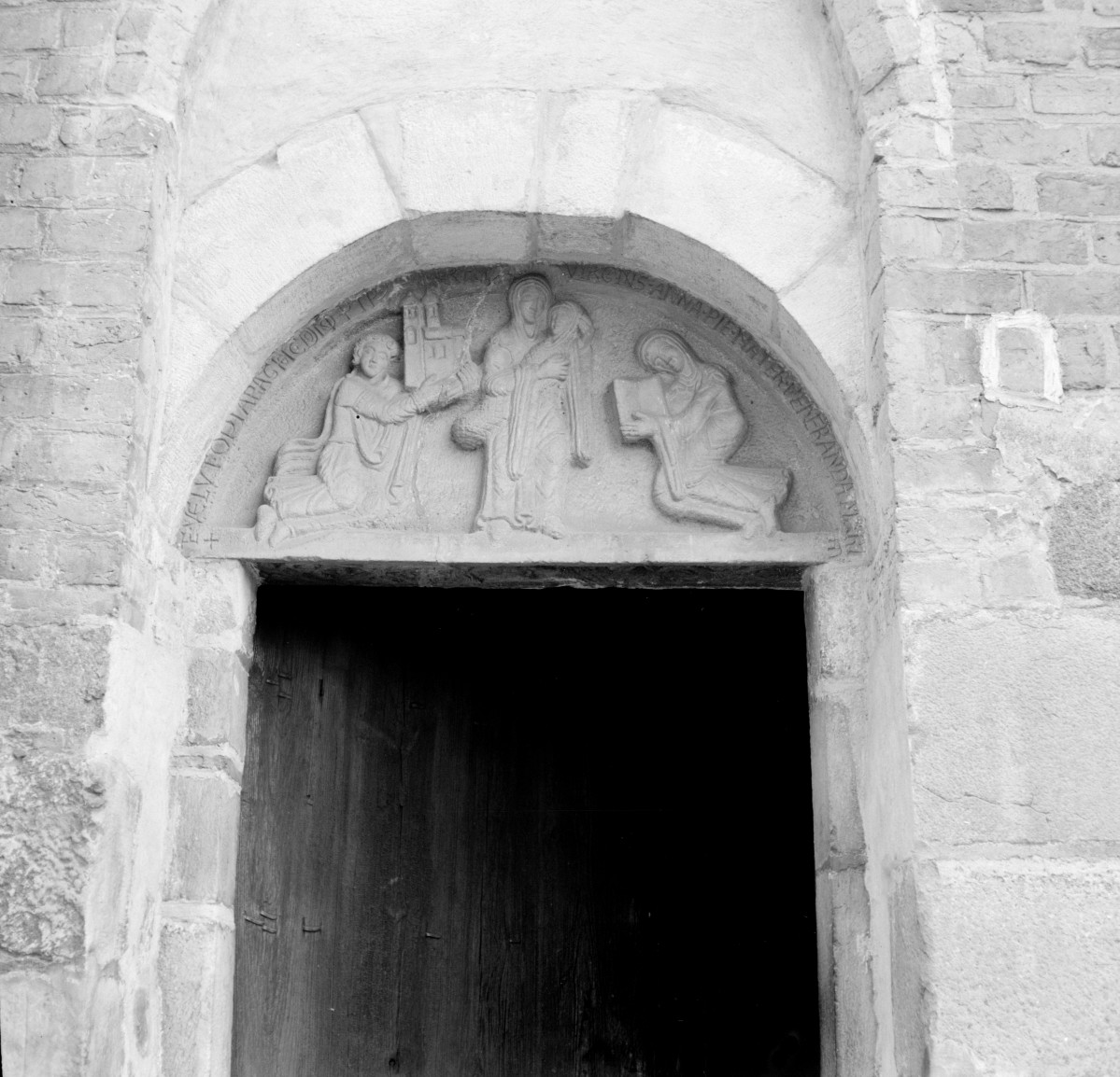 klasztor Norbertanek - kościół pw. Świętej Trójcy - elewacja południowa - portal południowy /fundacyjny nad wejściem do kaplicy pw. św. Barbary/ - fragment, skan 1