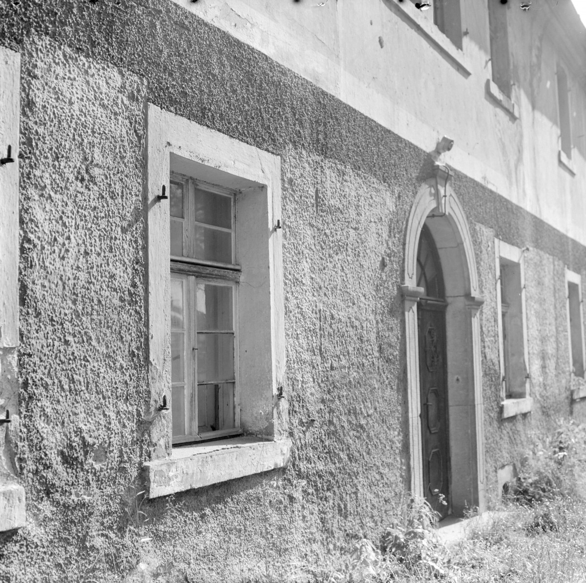 zespół folwarczny - dwór - elewacja - fragment - obramowanie okna i portal, skan 1