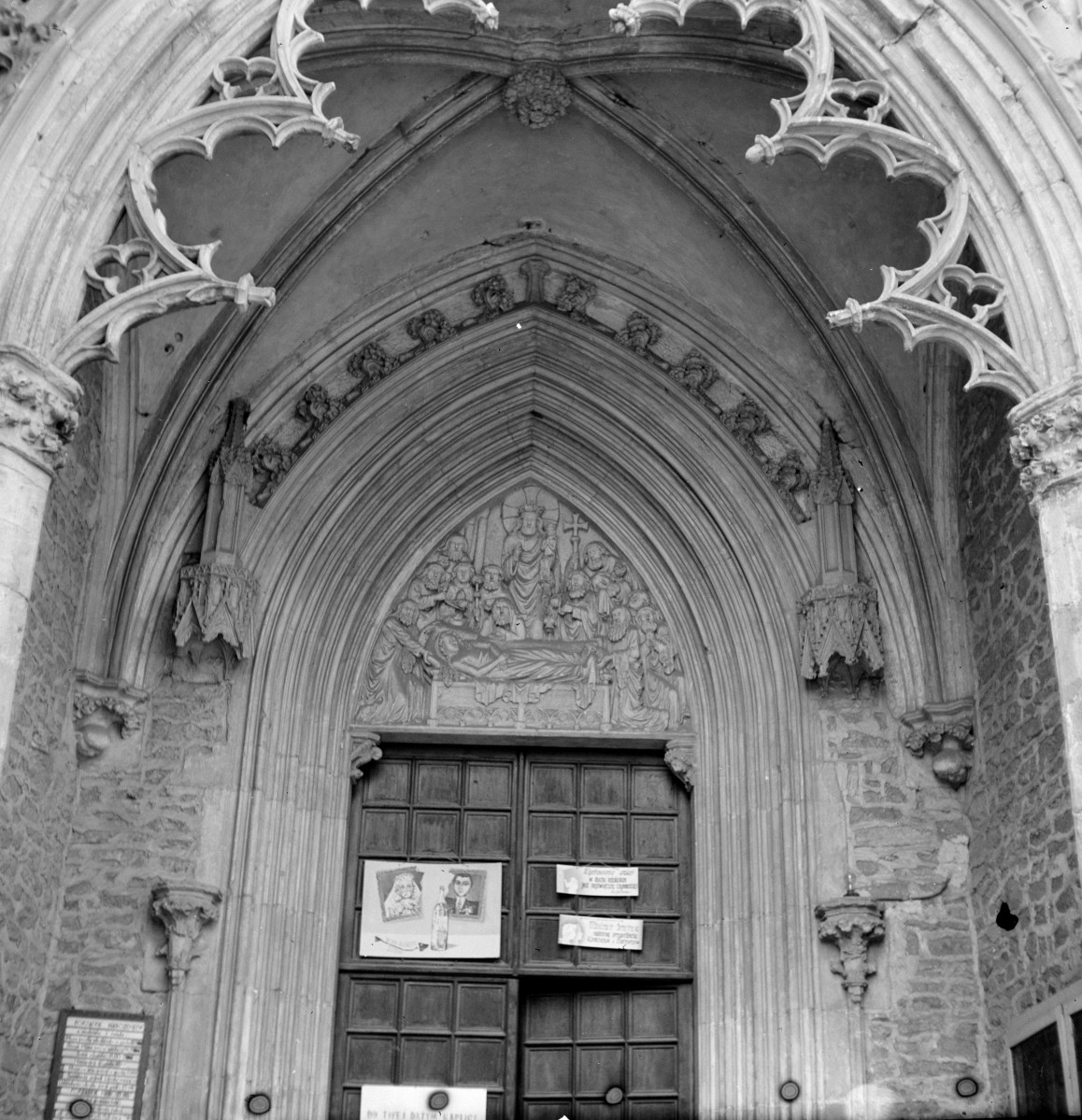 kościół pw. śś. Piotra i Pawła - elewacja południowa - portal - fragment, skan 1