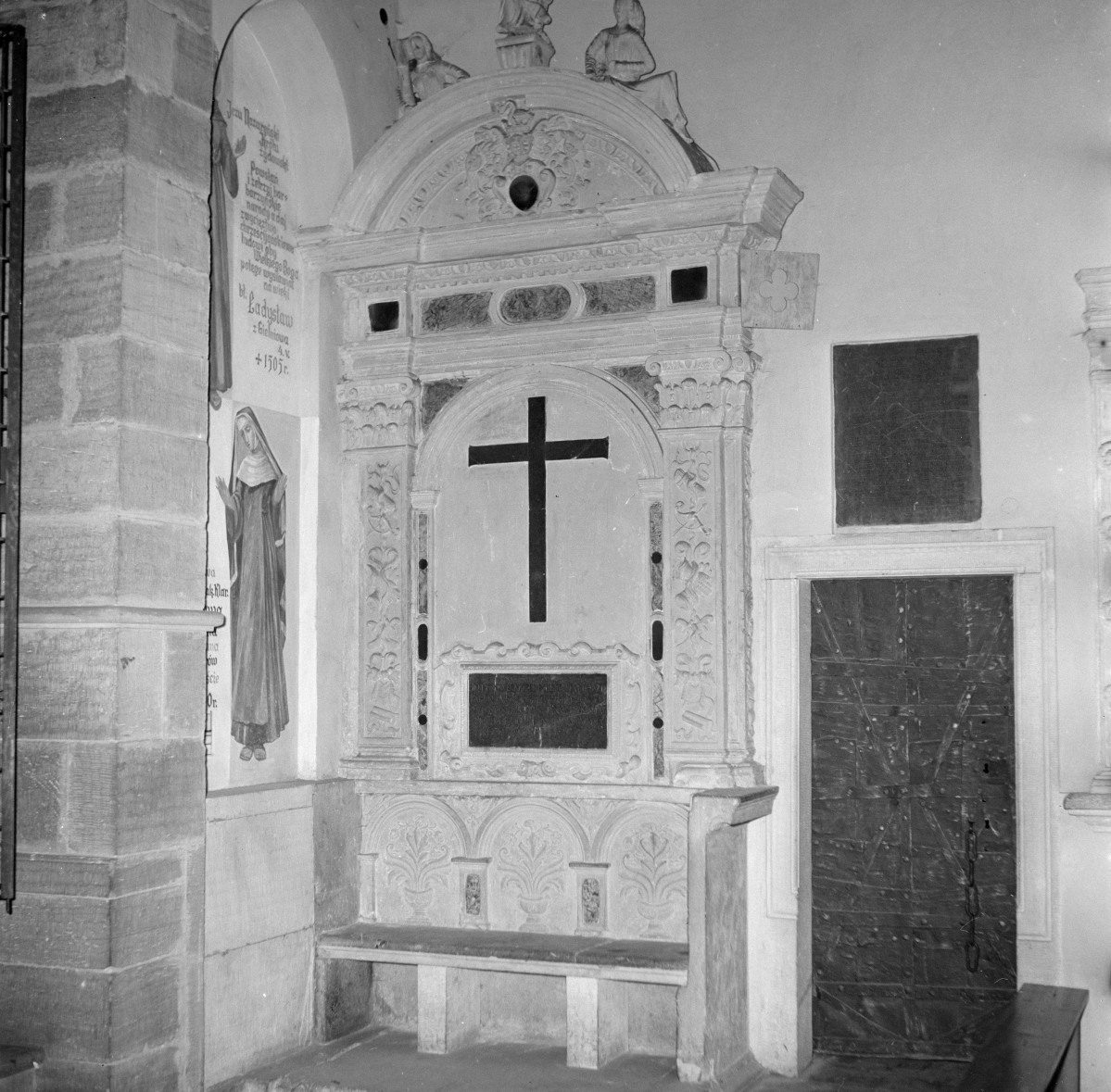 kościół parafialny - nagrobek w kaplicy, skan 1