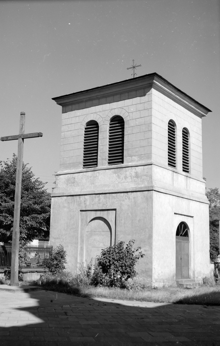 dzwonnica przy kościele parafialnym pw. św. Bartłomieja - elewacja: widok ogólny, skan 1