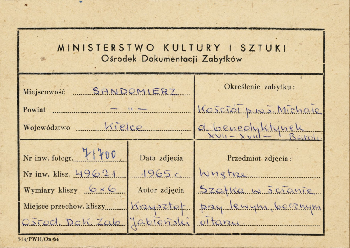 Zespół klasztorny ss. Benedyktynek - kościół, wnętrze, widok na szafkę w ścianie, przy lewym bocznym ołtarzu - metryczka, skan 1