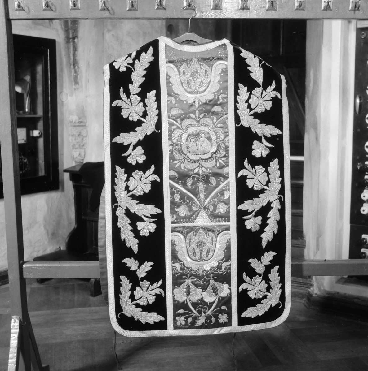 kościół pw. Wniebowzięcia Najświętszej Maryi Panny - zbiory - ornat z XVII w., skan 1