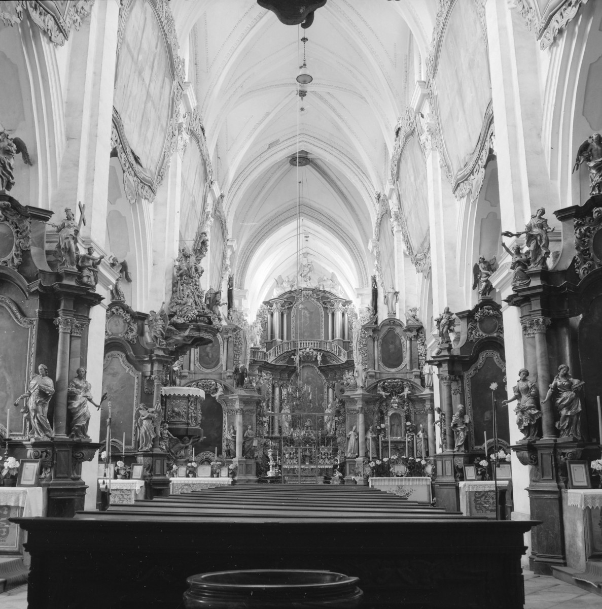 Opactwo Cystersów - kościół klasztorny Wniebowzięcia N.M.P i św. Jana Chrzciciela - wnętrze: ołtarz główny, nawa główna, skan 1