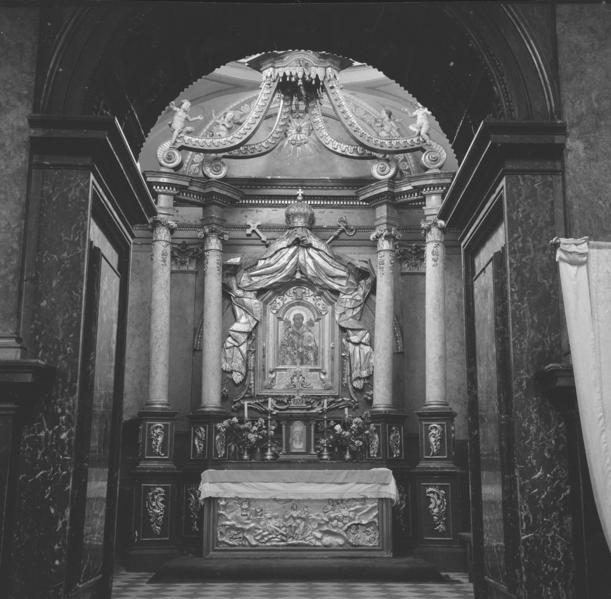 kościół pw. św. Teresy od Jezusa, zespół klasztorny Karmelitów Bosych - wnętrze: ołtarz boczny, prawy, Św. Mikołaja, skan 1