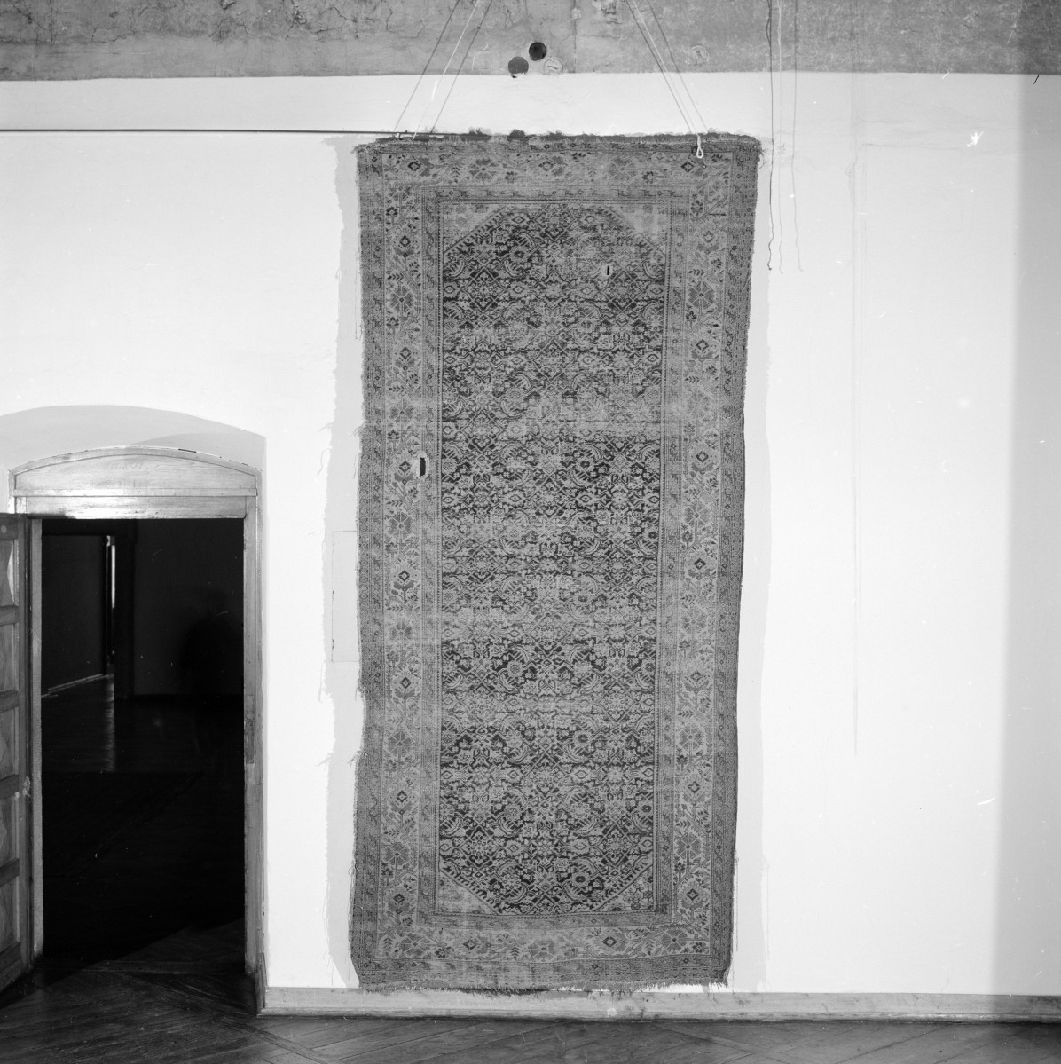 Muzeum Narodowe - Kobierzec. Teheran. Całość., skan 1