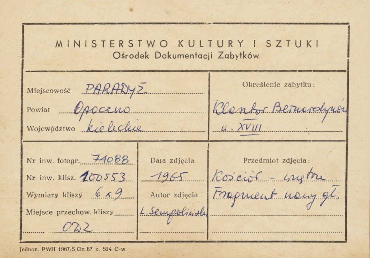Zespół klasztorny - kościół, wnętrze, fragment ściany nawy głównej - metryczka
 , skan 1