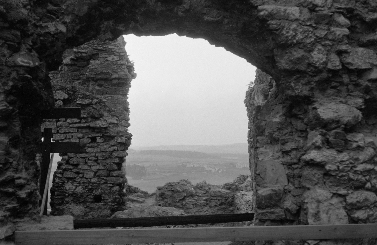 zamek Sulimczyków - zamek wysoki - fragment ruin murów, skan 1