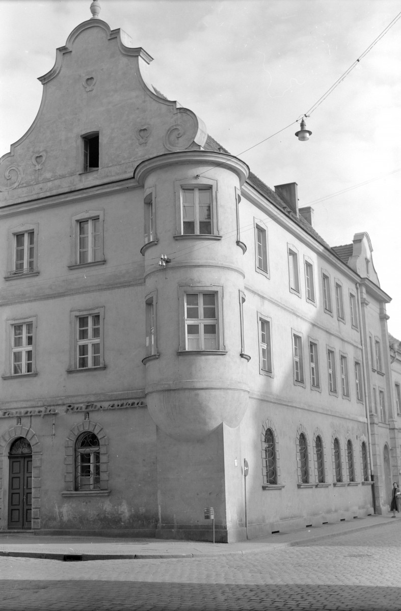 kamienica, Rynek 32 w pierzei południowej rynku - elewacja: wykusz, skan 1