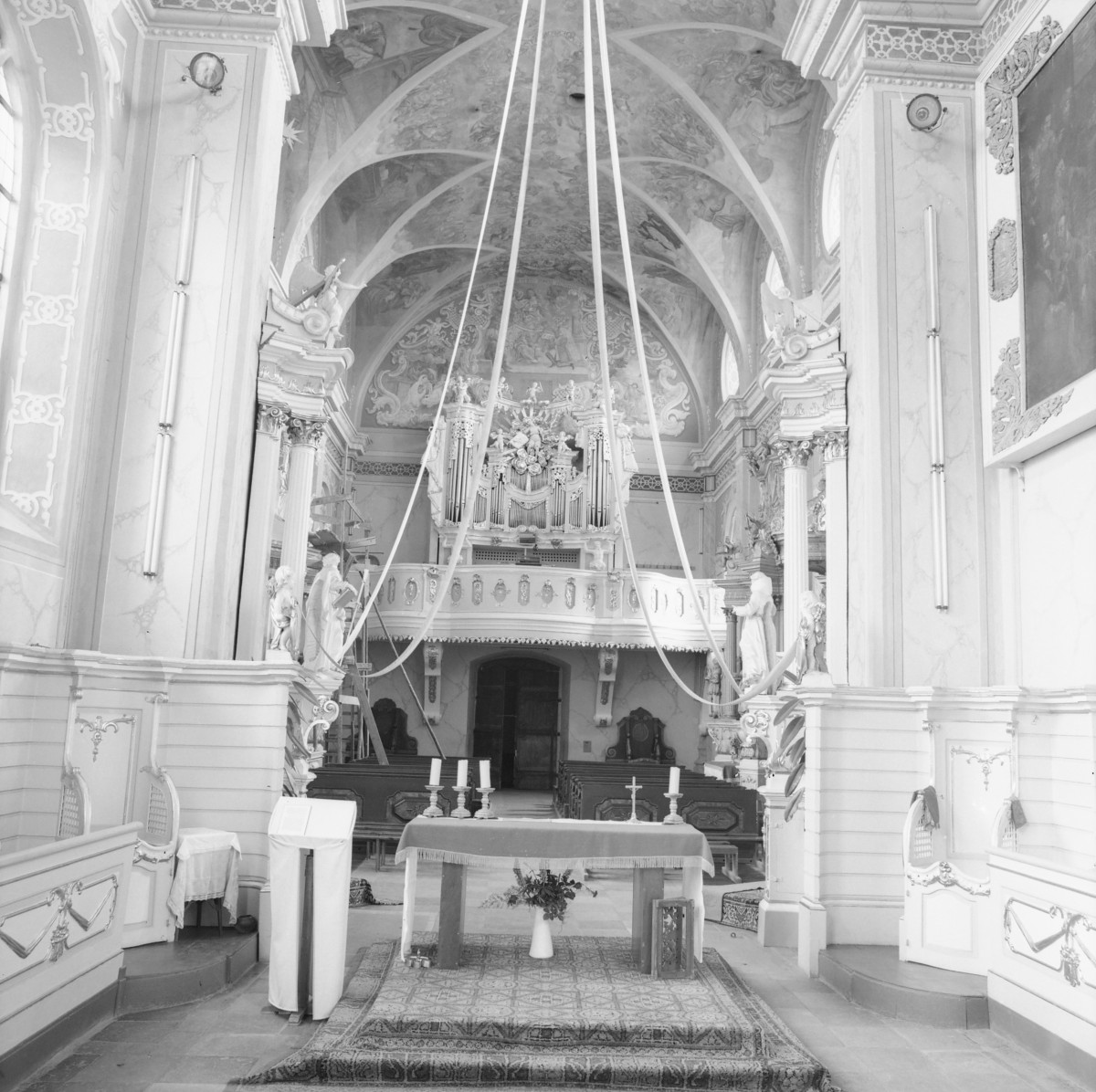 kościół św. Józefa - wnętrze: chór muzyczny oraz prospekt organowy, skan 1