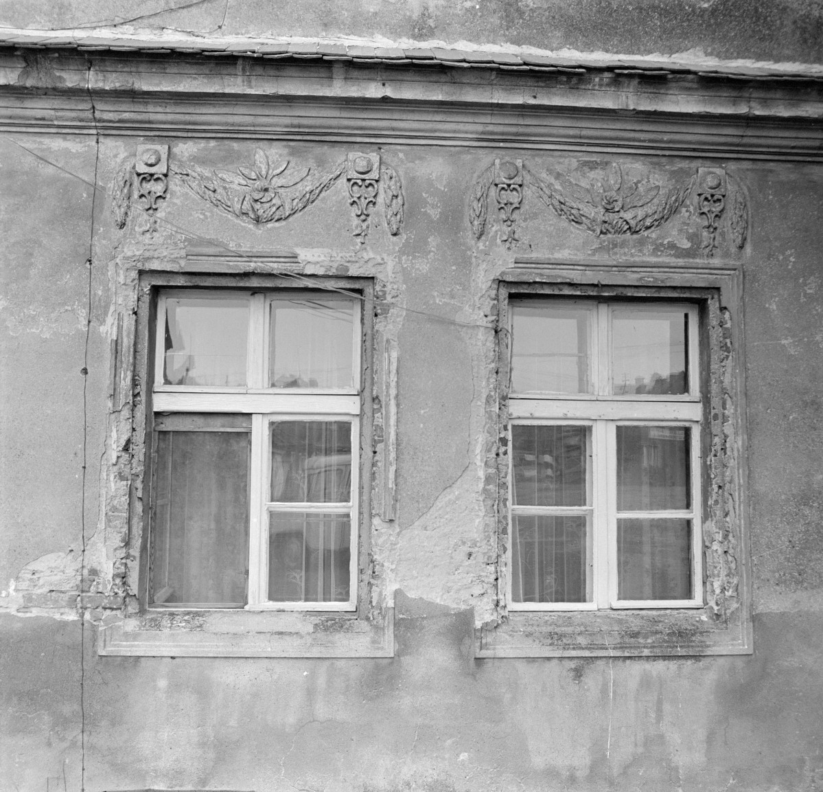 pałac (początek XIX w.) - obramienia okienne, skan 1
