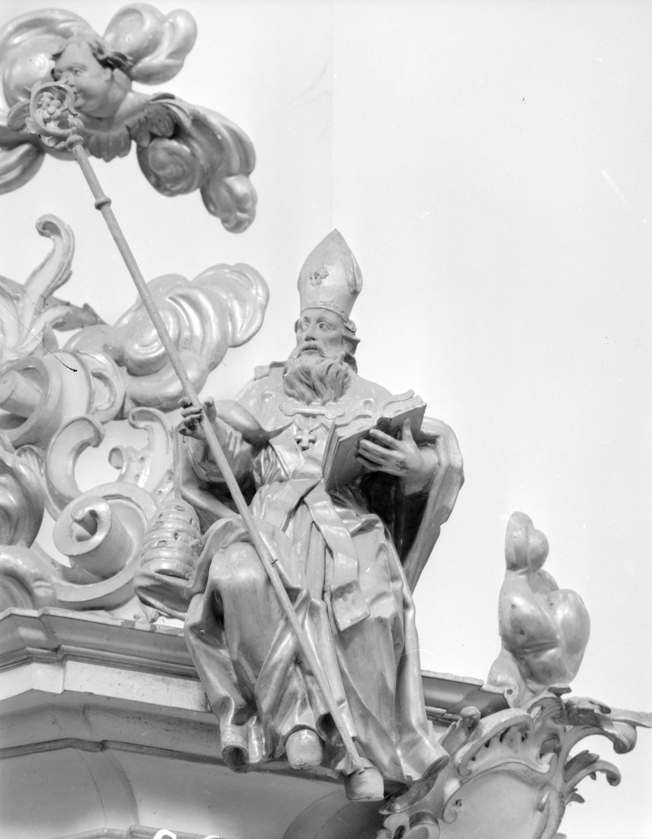Kościół pw. NMP i św. Mikołaja - wnętrze: ambona, fragment baldachimu z figurą., skan 1