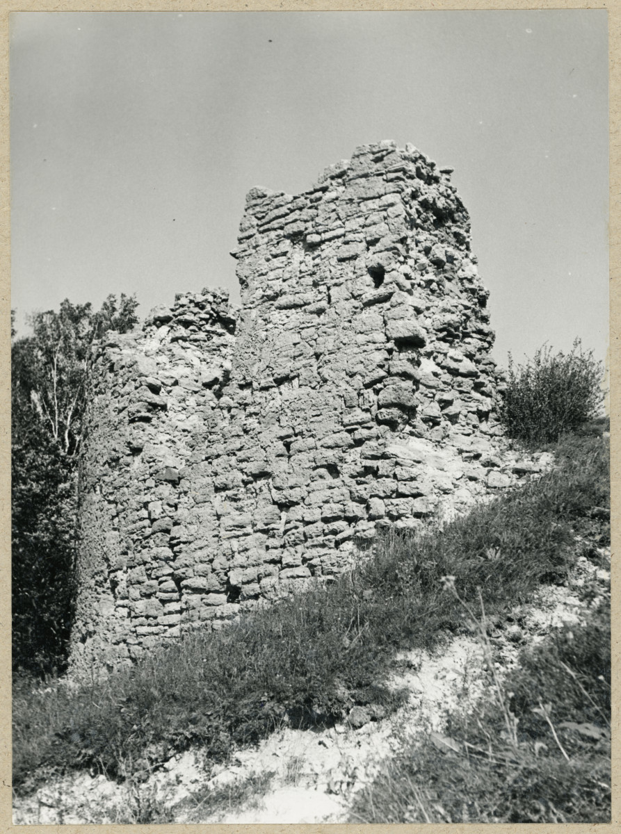 Fragment murów od strony zach., skan 1