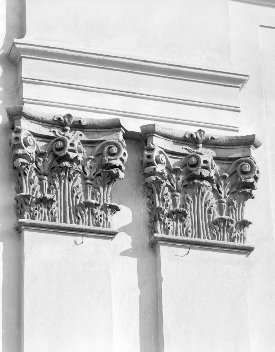 sanktuarium św. Jadwigi Śląskiej - fragment elewacj0, pilastry z głowicami, skan 1