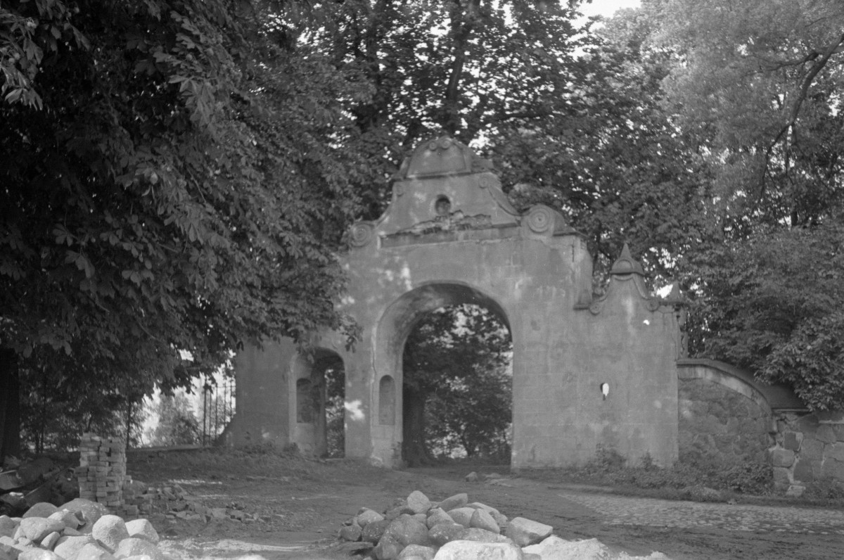 zamek - brama wejściowa, skan 1