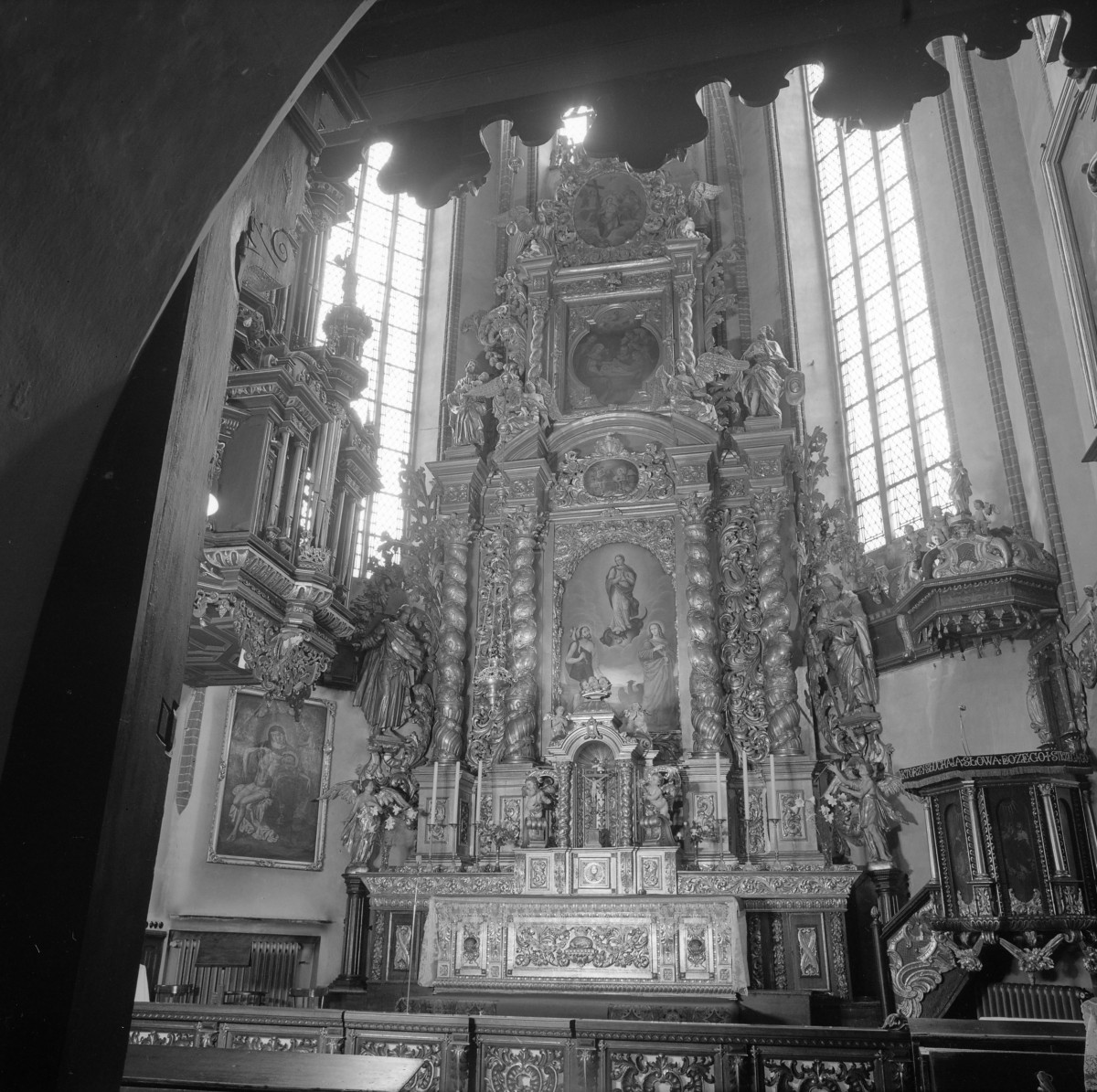 Kościół św. Jan Chrzciciela i św. Jana Ewangelisty - wnętrz kościoła górnego: ołtarz główny, skan 1