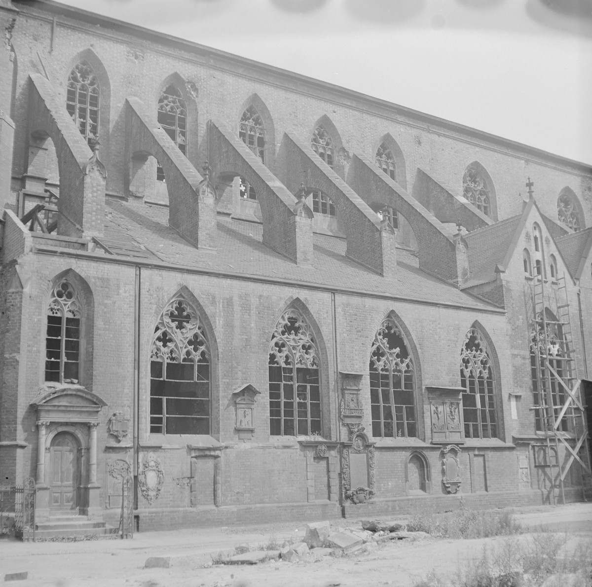 Katedra św. Marii Magdaleny - elewacja północna. Ponad dachem nad kaplicami widoczne osiem łęków zwieńczonych sterczynami. Widoczne okna w typie maswerk. , skan 1